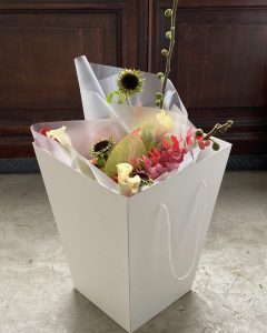 Белая коробка для перевозки букета