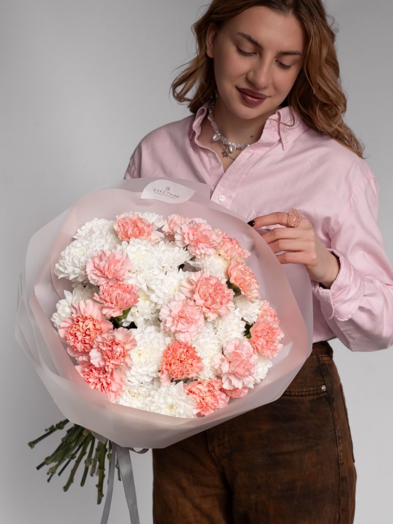 Букет из белых хризантем и гвоздик