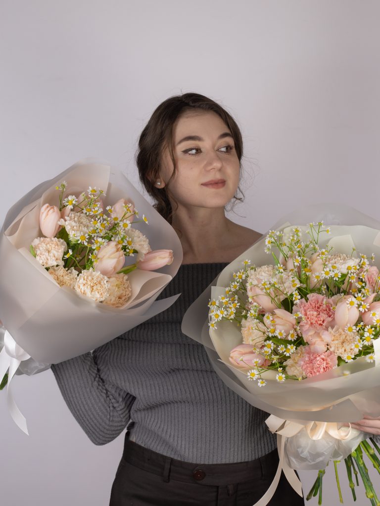 Нежный букет из тюльпанов, гвоздики и танацетума