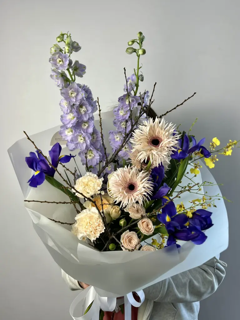 Составной букет с сиреневыми ирисами