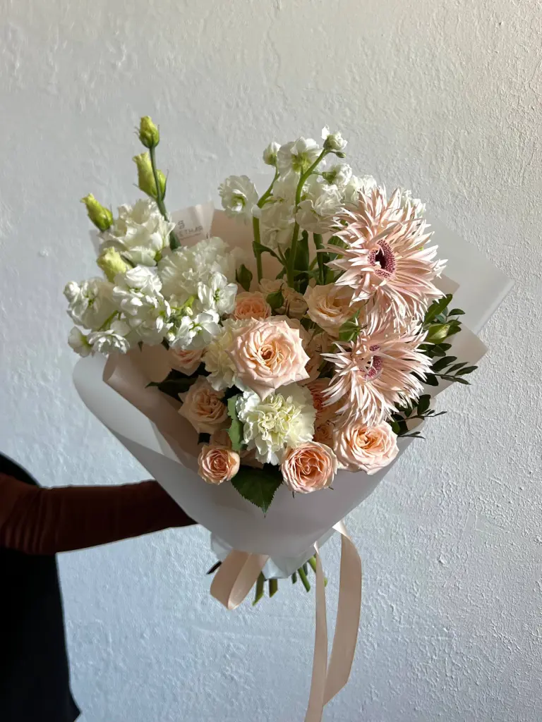 Составной букет в нежной гамме с герберой