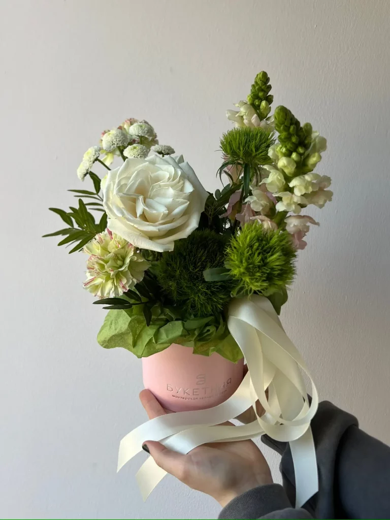 Композиция в зелено-белой гамме