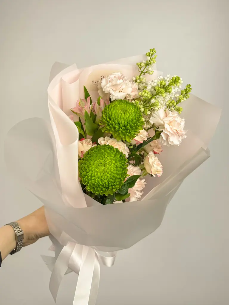 БУКЕТ С СИРЕНЬЮ И ЗЕЛЕНОЙ ХРИЗАНТЕМОЙ