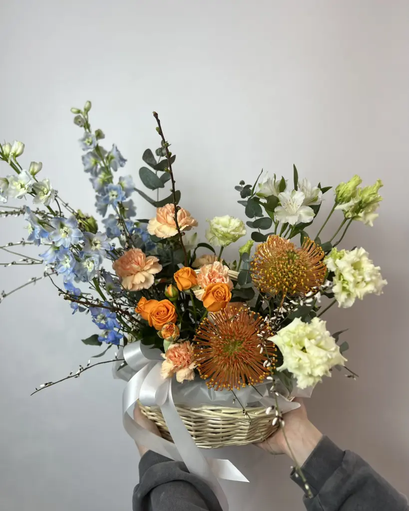 ЯРКАЯ КОМПОЗИЦИЯ В КОРЗИНЕ