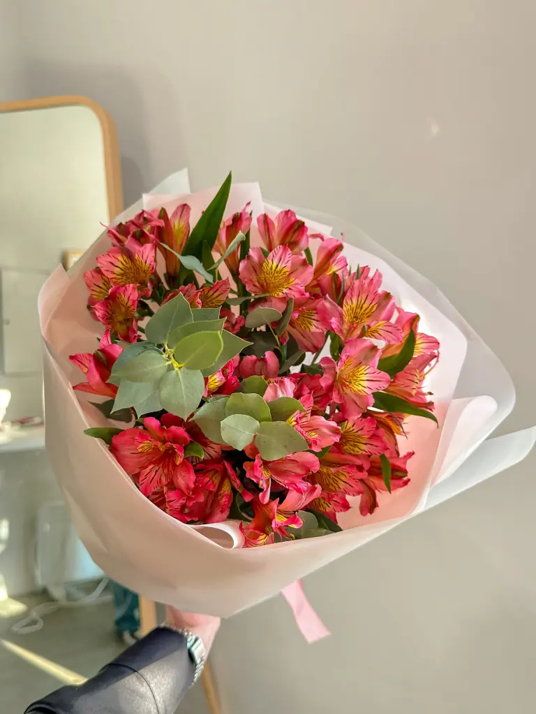 МОНО БУКЕТ ИЗ ЯРКИХ АЛЬСТРОМЕРИЙ