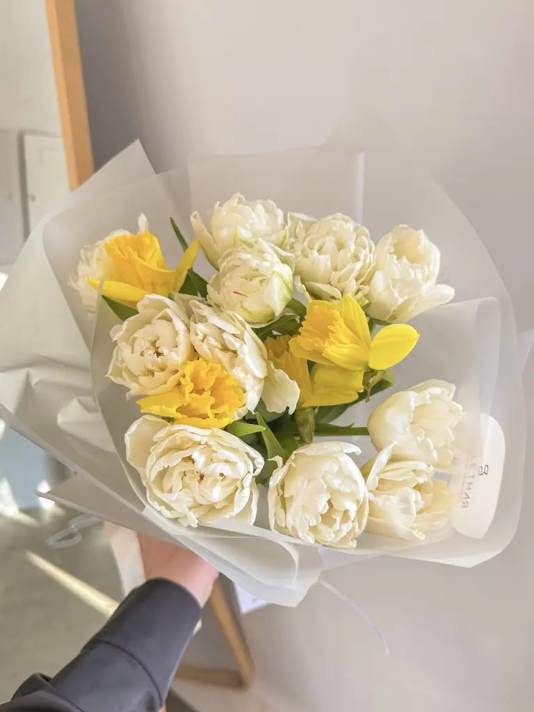 ДУО БУКЕТ ИЗ ПИОНОВИДНЫХ ТЮЛЬПАНОВ И НАРЦИССОВ