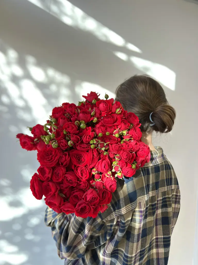 Кустовая роза Скарлет дайменшес