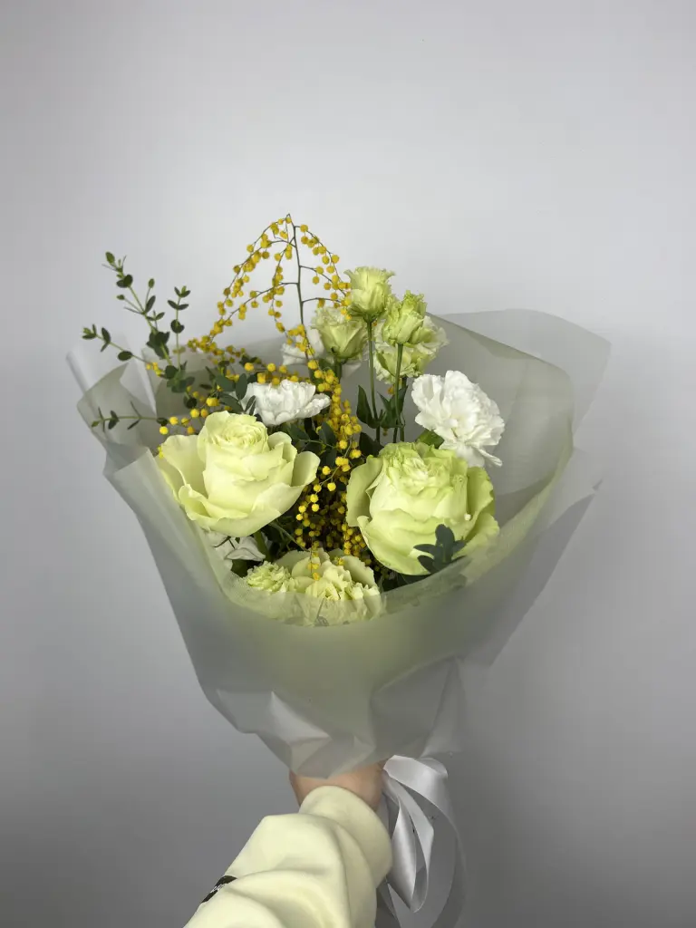Букет в зеленой гамме с мимозой