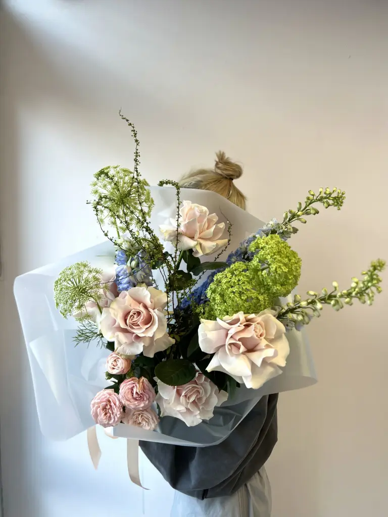 СОСТАВНОЙ БУКЕТ С ДЕЛЬФИНИУМОМ