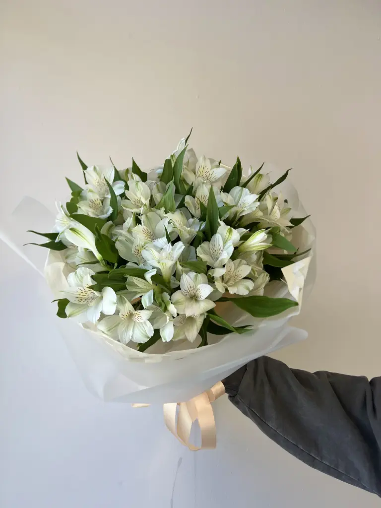 МОНОБУКЕТ ИЗ БЕЛОЙ АЛЬСТРОМЕРИИ