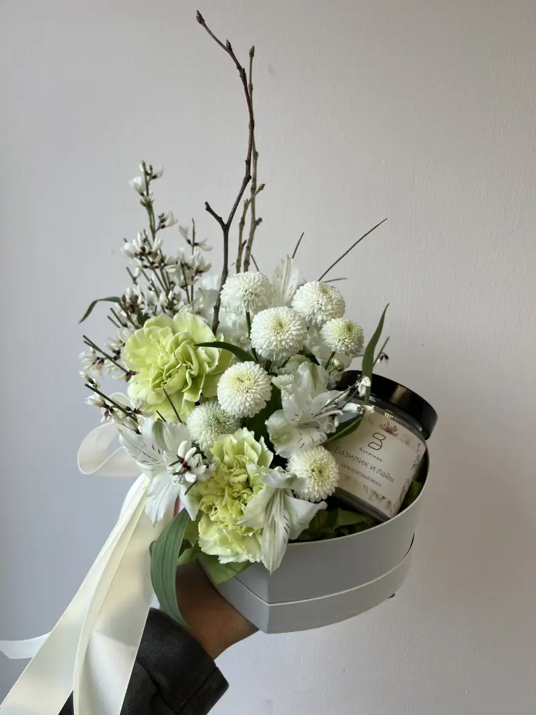 Композиция со свечой в нежной гамме