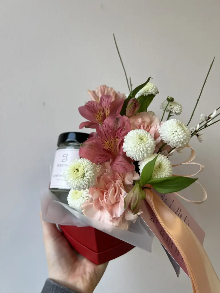 Композиция со свечой в розовой гамме