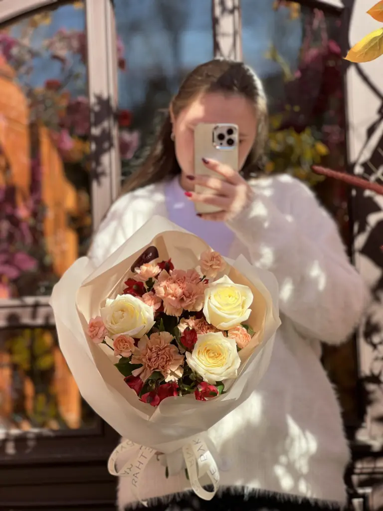 БУКЕТ С КРАСНОЙ АЛЬСТРОМЕРИЕЙ