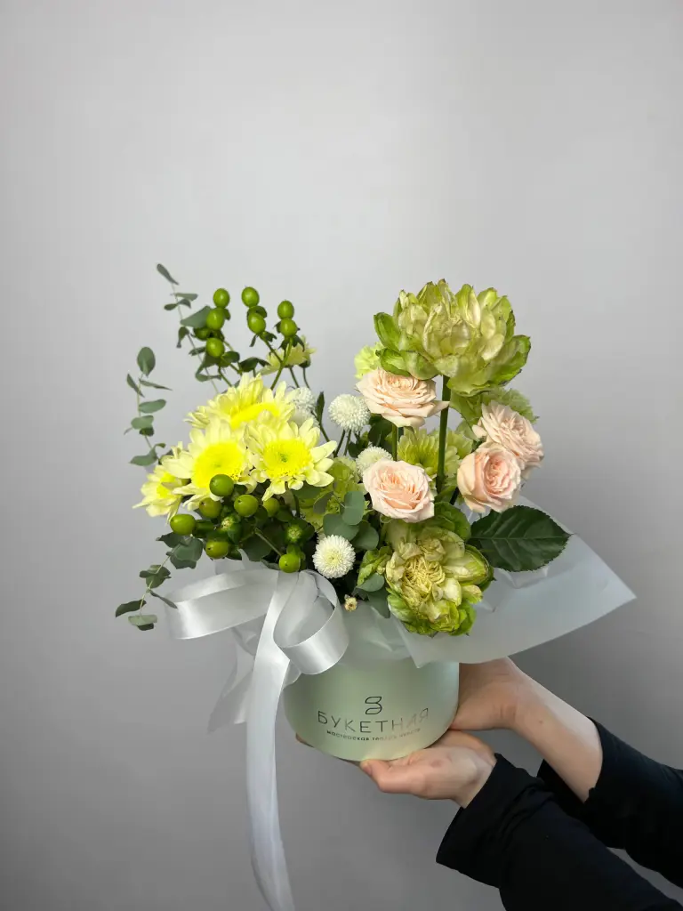 Яркая композиция с пионовидными розами и хризантемой