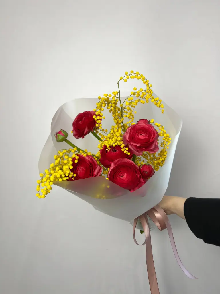 Яркий букет с мимозой и ранункулюсами