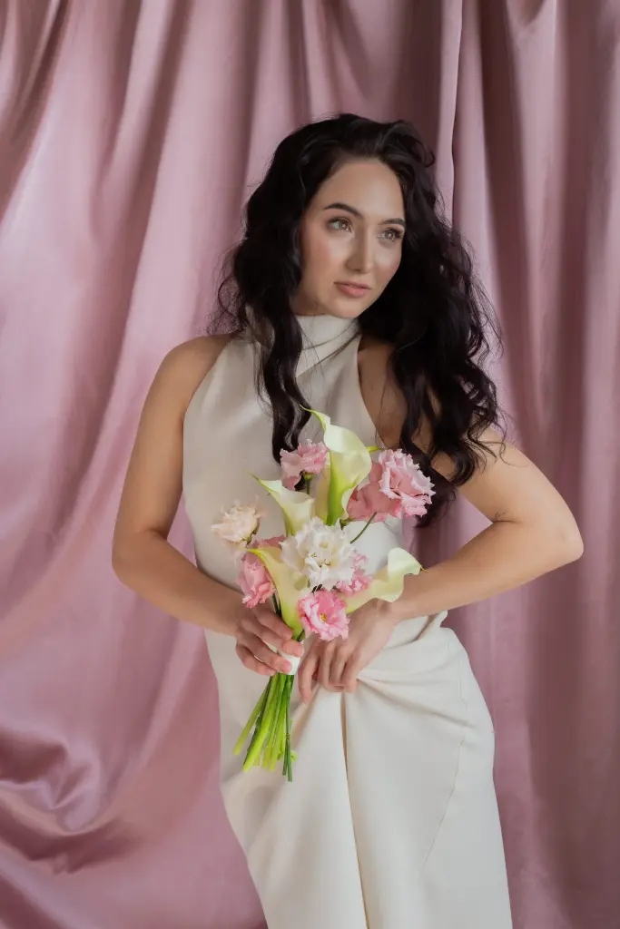 Букет с каллами и лизиантусом