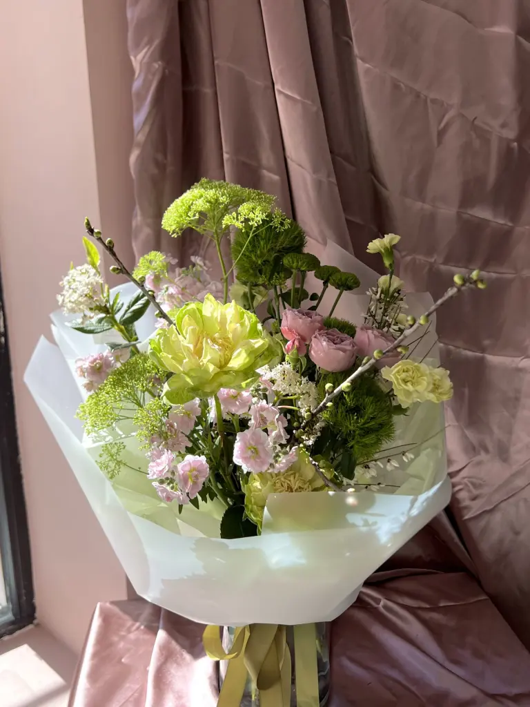 Составной букет в зелено-лиловой гамме