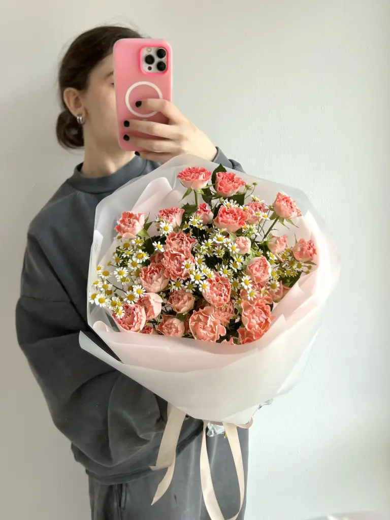 Букет из кустовой розы с кустовой ромашкой