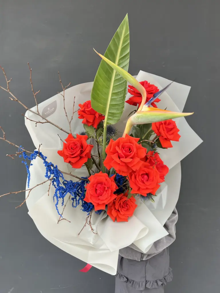 Составной букет со стрелицией