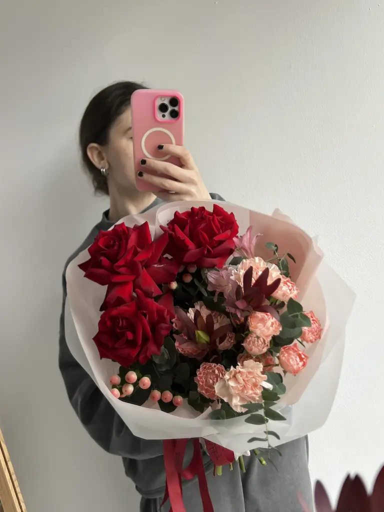 ЯРКИЙ СОСТАВНОЙ БУКЕТ С РОЗОЙ ЭКСПЛОРЕР