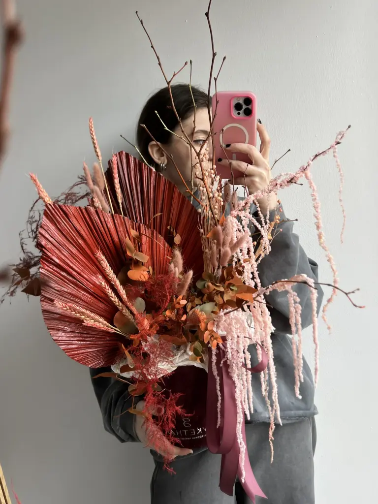 КОМПОЗИЦИЯ ИЗ СУХОЦВЕТОВ В КРАСНОЙ ГАММЕ