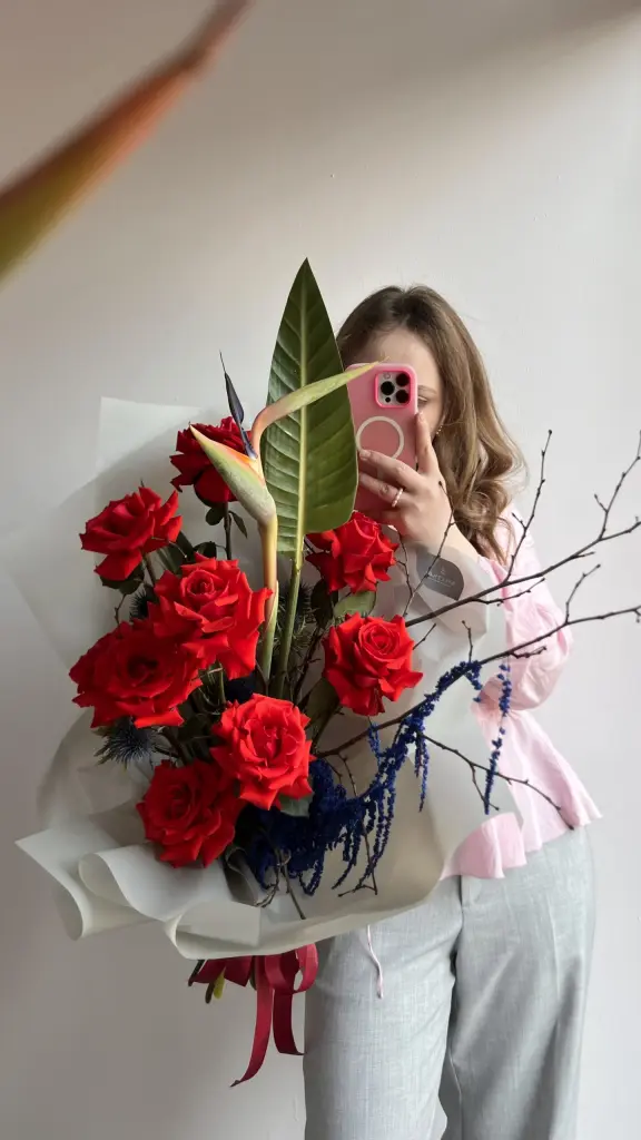 Составной букет со стрелицией