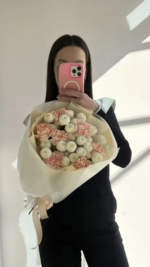 Нежный букет с Хризантемой Ньютон и Гвоздикой