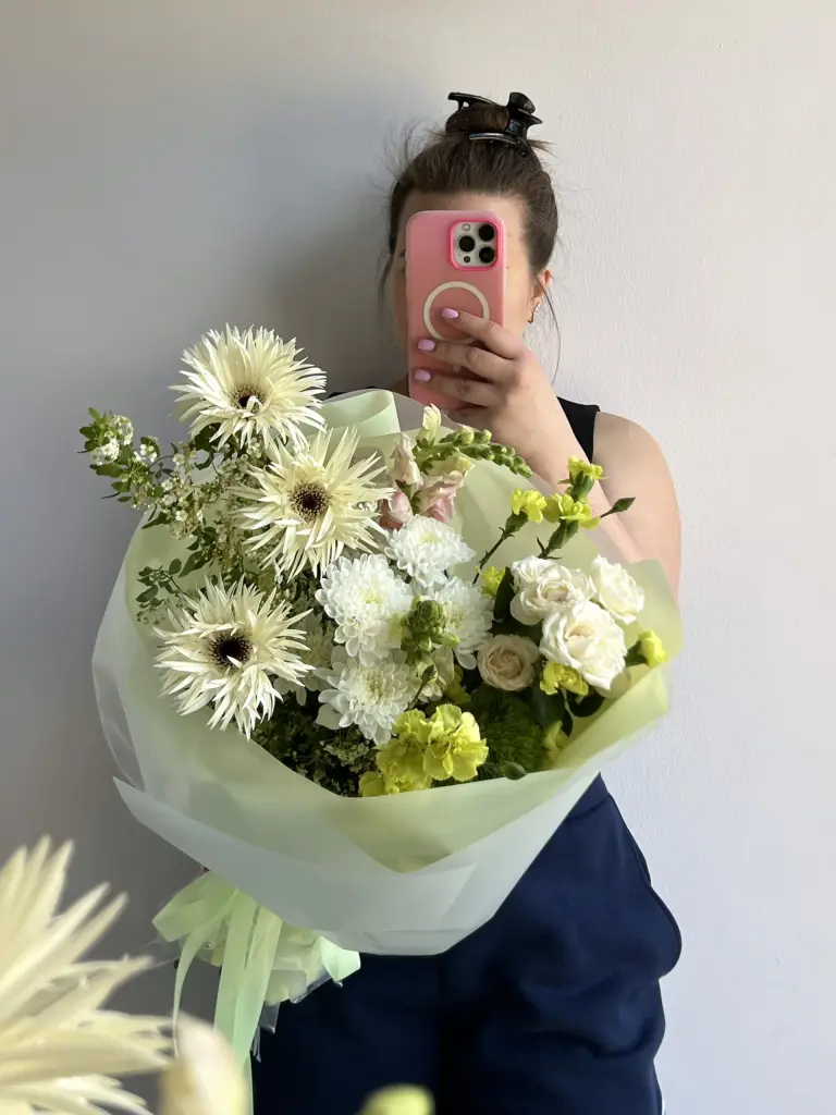 Составной букет с герберой и спиреей