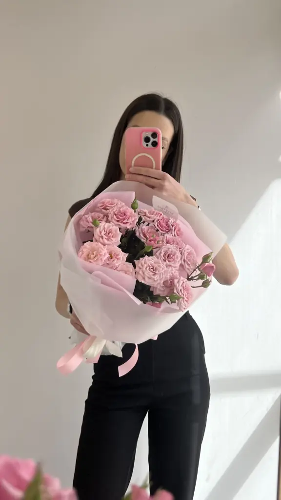 МОНОБУКЕТ ИЗ КУСТОВОЙ РОЗЫ ЛЕЙЛА