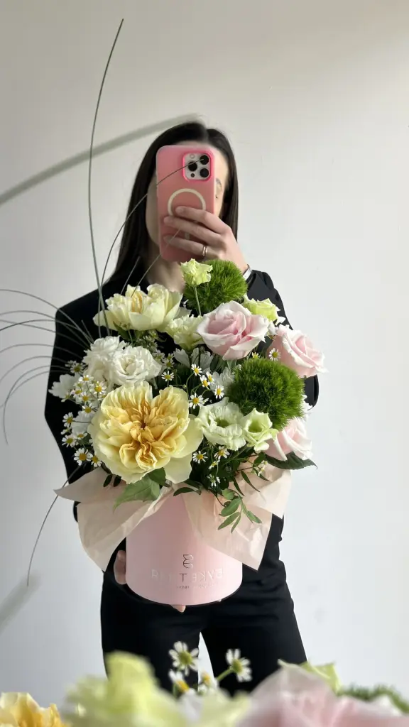 Композиция в розовой гамме в шляпной коробке