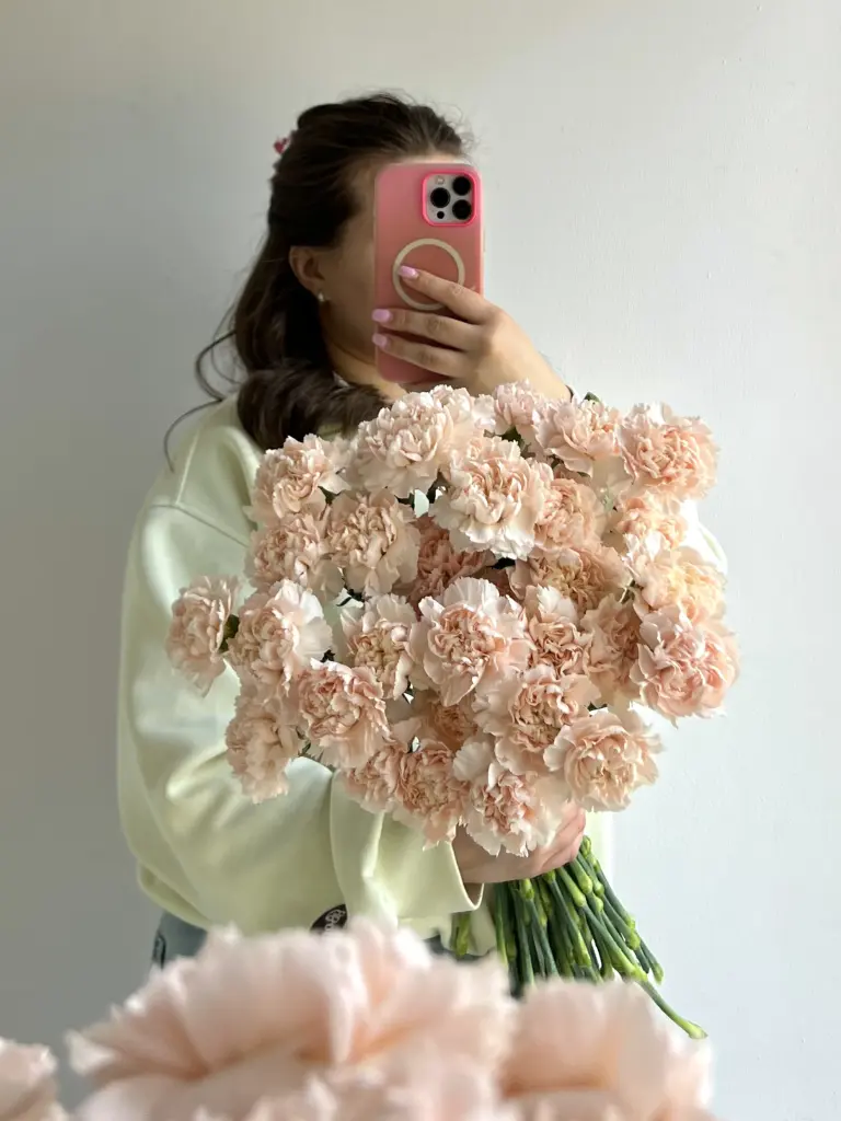 Гвоздика в персиковом цвете
