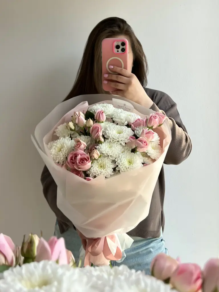 Дуобукет из хризантемы и кустовой розы