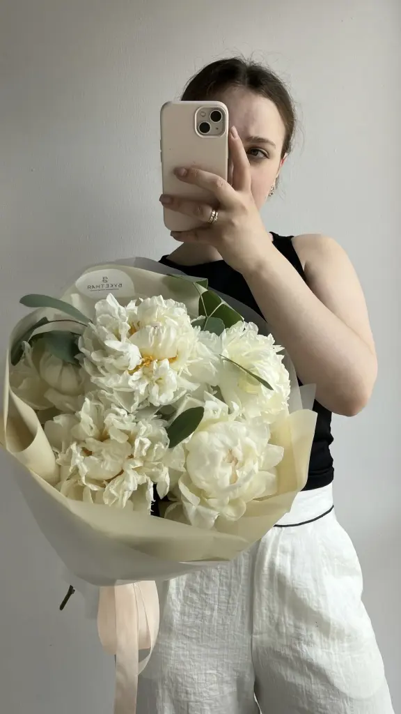 Монобукет из белых пионов