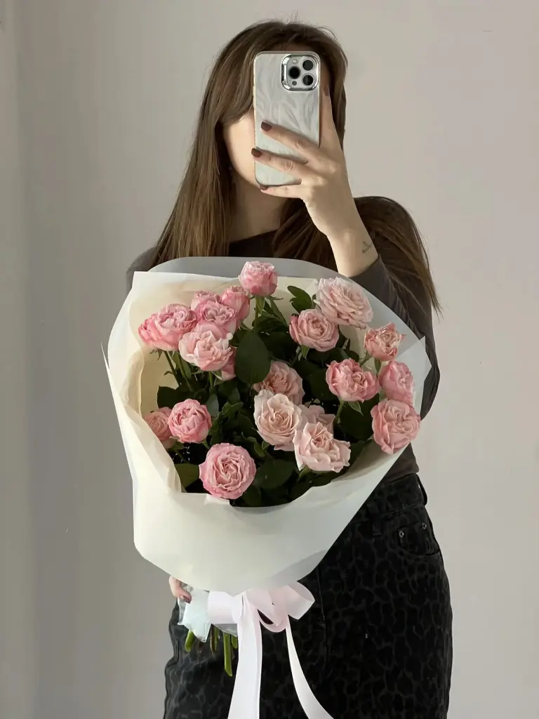 Моно-букет из кустовых роз сорта Бомбастик