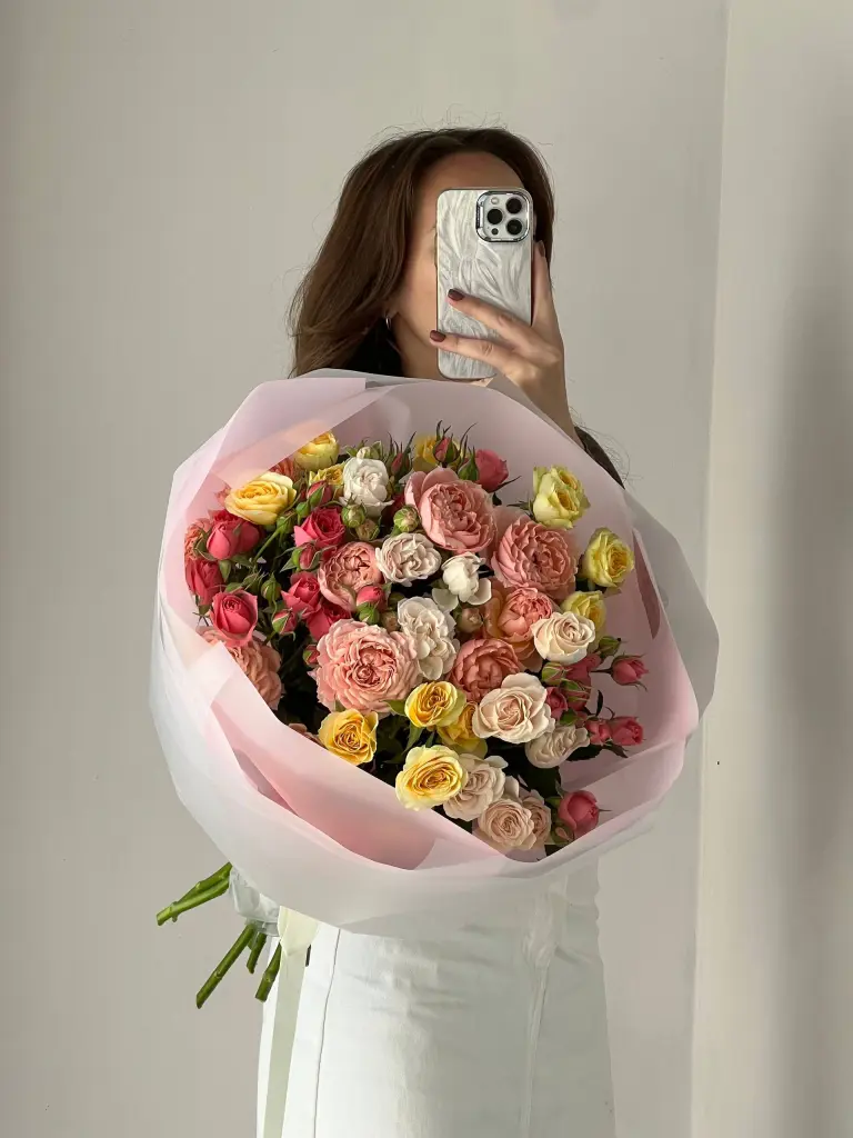 Букет из кустовых роз разных сортов