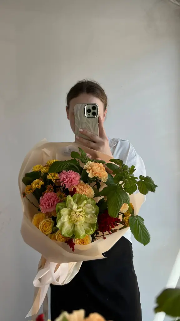 Яркий букет с розой «Вегги»
