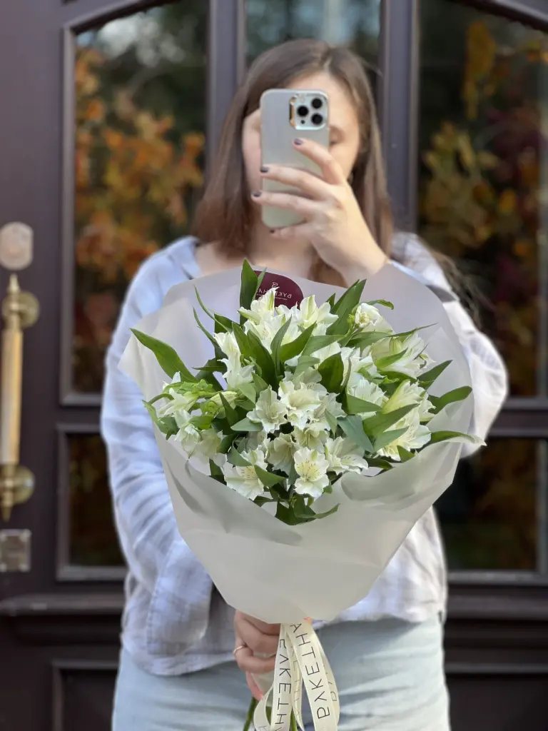 МОНО БУКЕТ ИЗ БЕЛОЙ АЛЬСТРОМЕРИИ