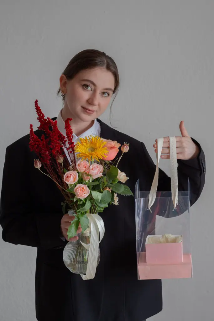 Цветы в сумочке с вазой на 1 сентября