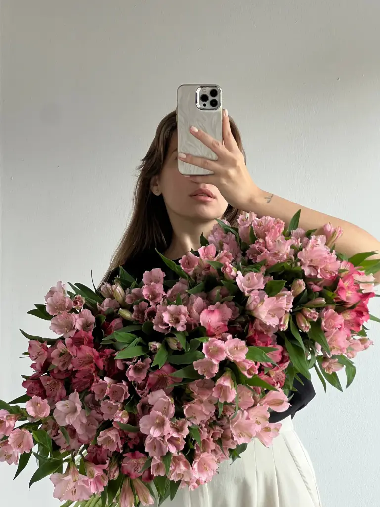 Розовая альстромерия