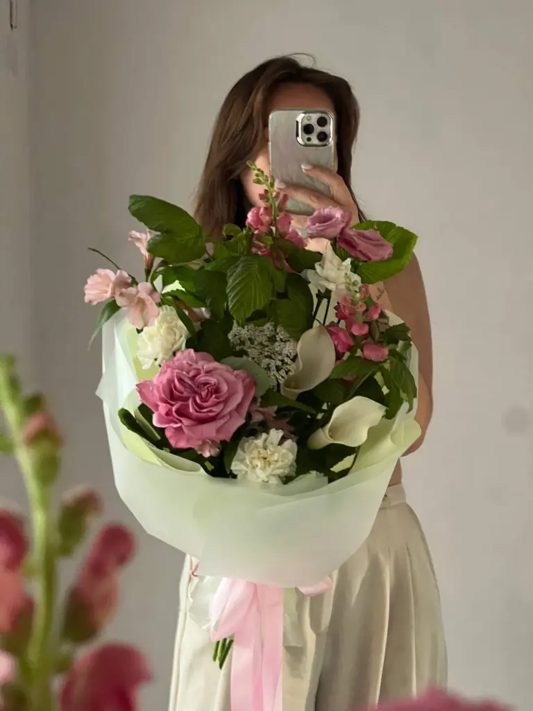 БУКЕТ С МАЛИНОЙ И БЕЛЫМИ КАЛЛАМИ